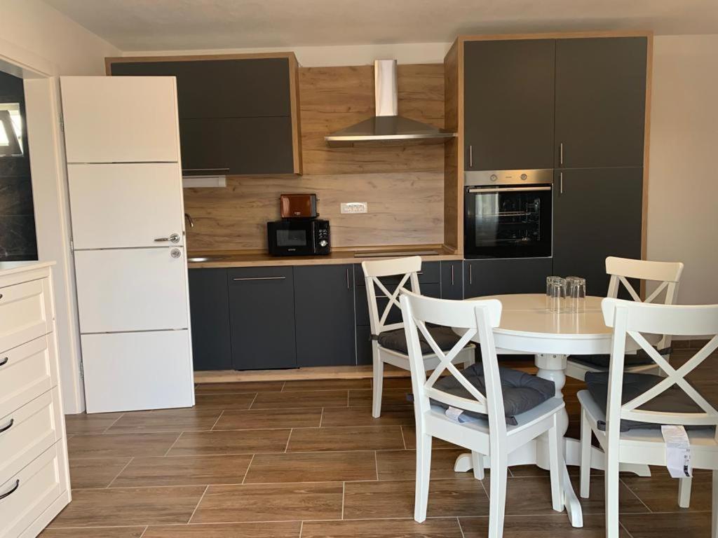 Apartmani Albatros Perusic Exteriör bild