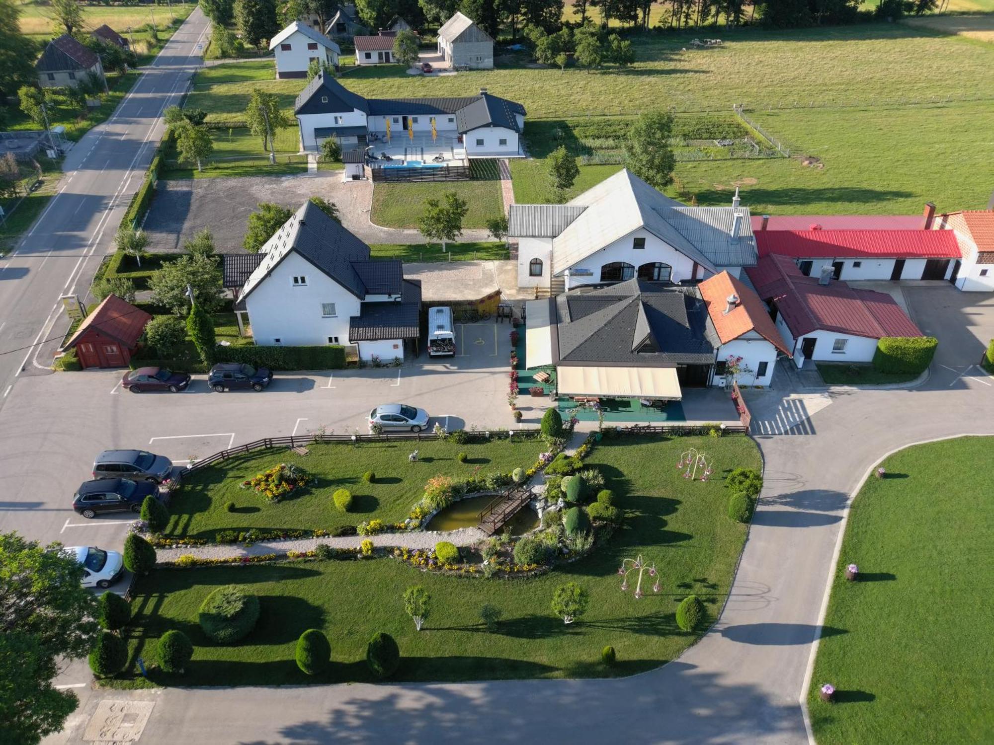 Apartmani Albatros Perusic Exteriör bild